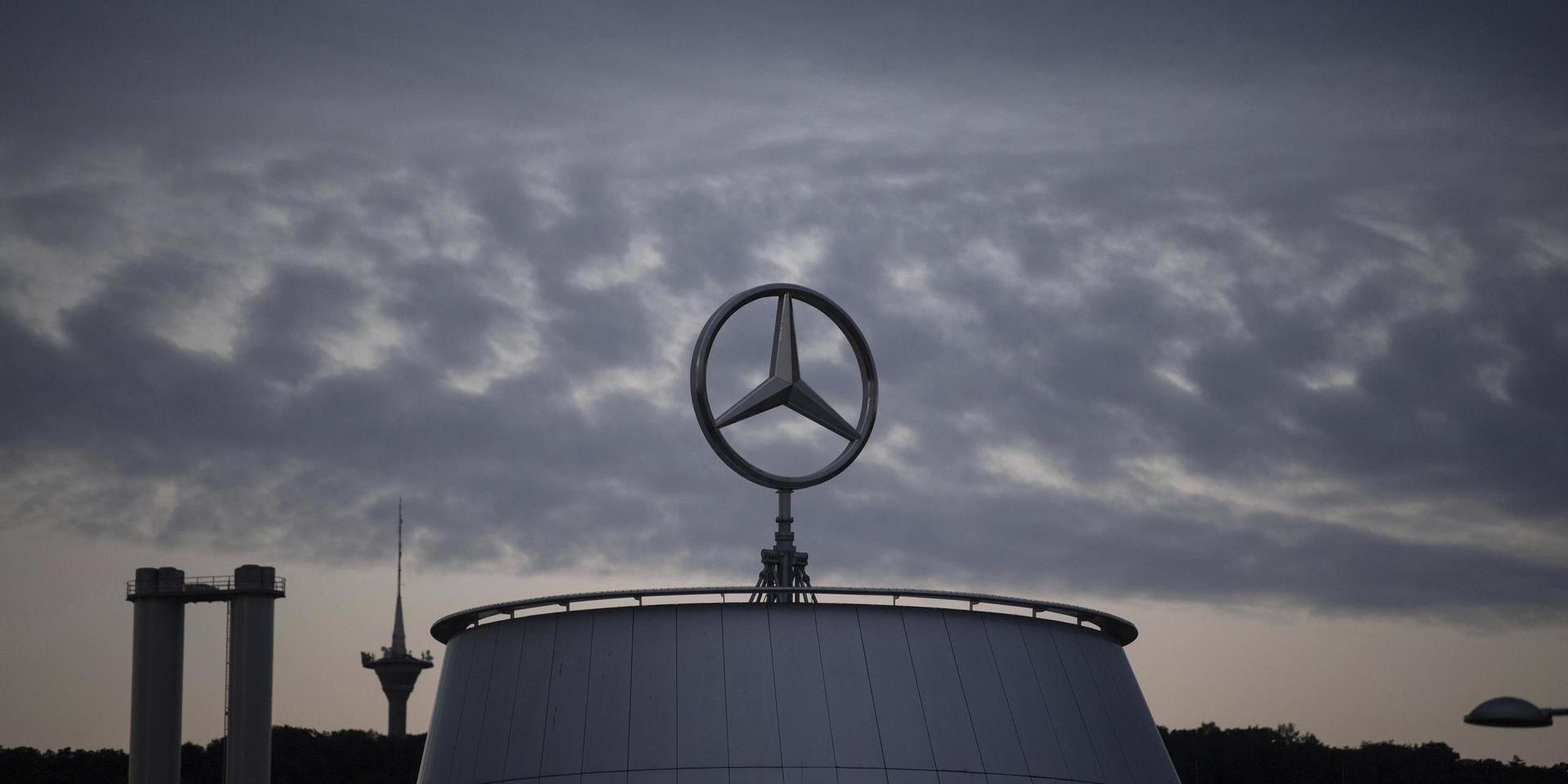 Daimler, som bland annat tillverkar Mercedes-Benz, vars huvudkontor ses här, erbjuder USA att betala över 19 miljarder kronor för dieselskandalen. Arkivbild.