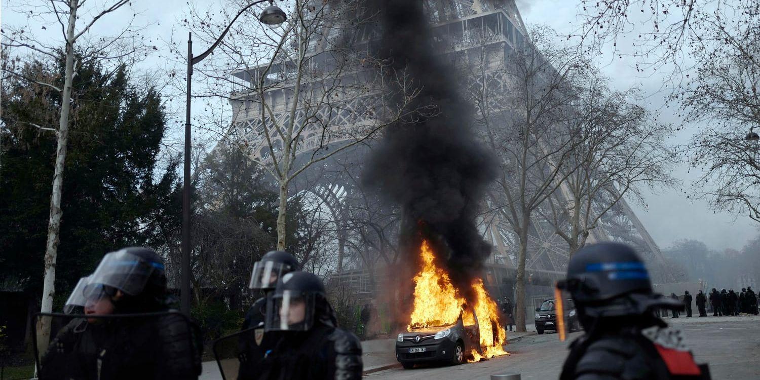 En polisbil i brand i samband med protester i Paris. Arkivbild från 9 februari.