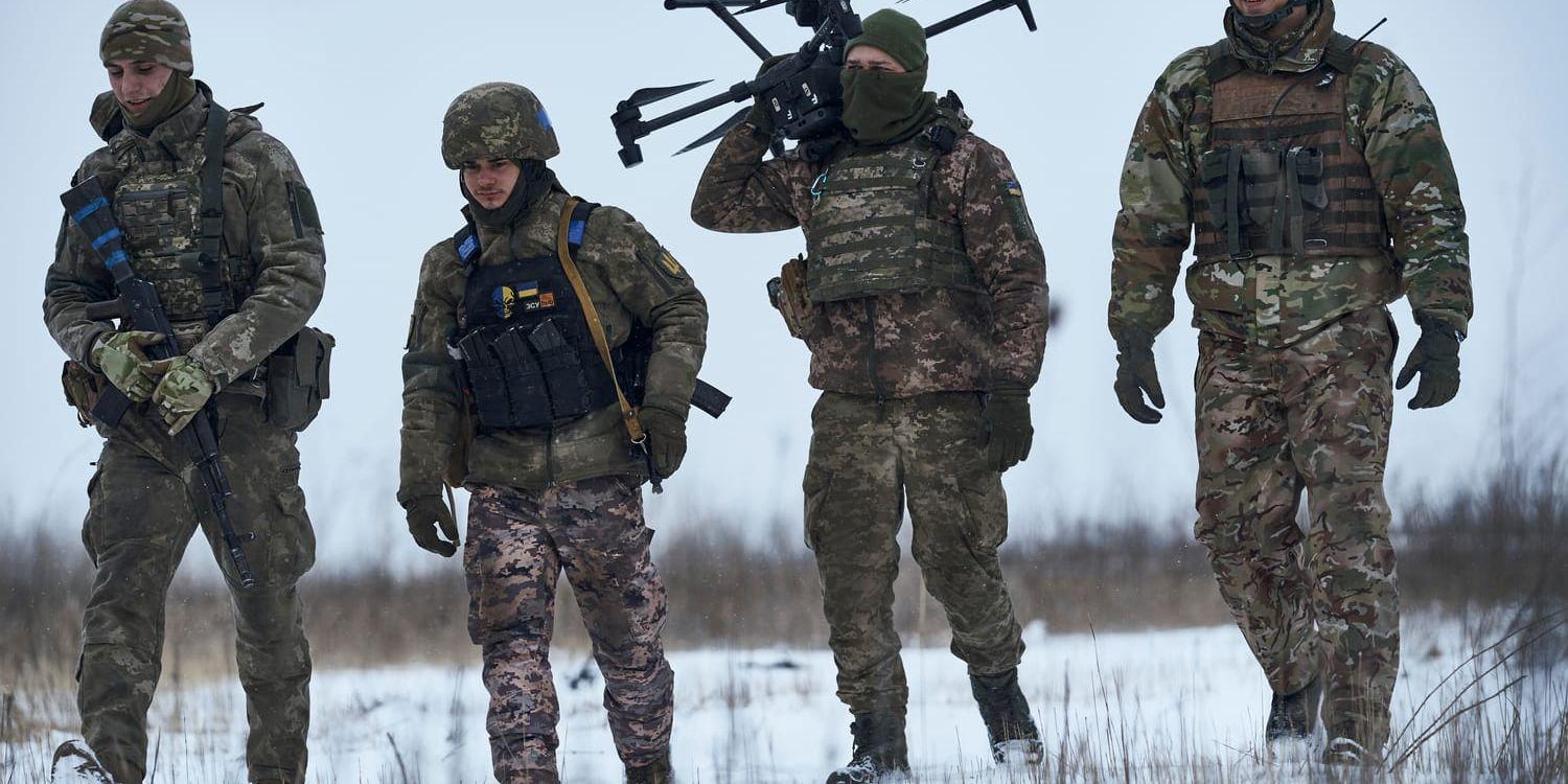 Ukrainian soldiers carry a drone close to the frontline near Avdiivka, Donetsk region, Ukraine, Friday, Feb. 17, 2023. (AP Photo/Libkos)  XEL118
