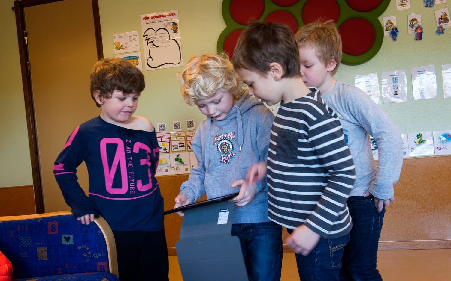 Med hjälp av en läsplatta kan barnen skanna in en Qr-kod och få fram en saga eller en siffra. De vet då hur siffran ska uttalas. Foto: Lasse Edwartz