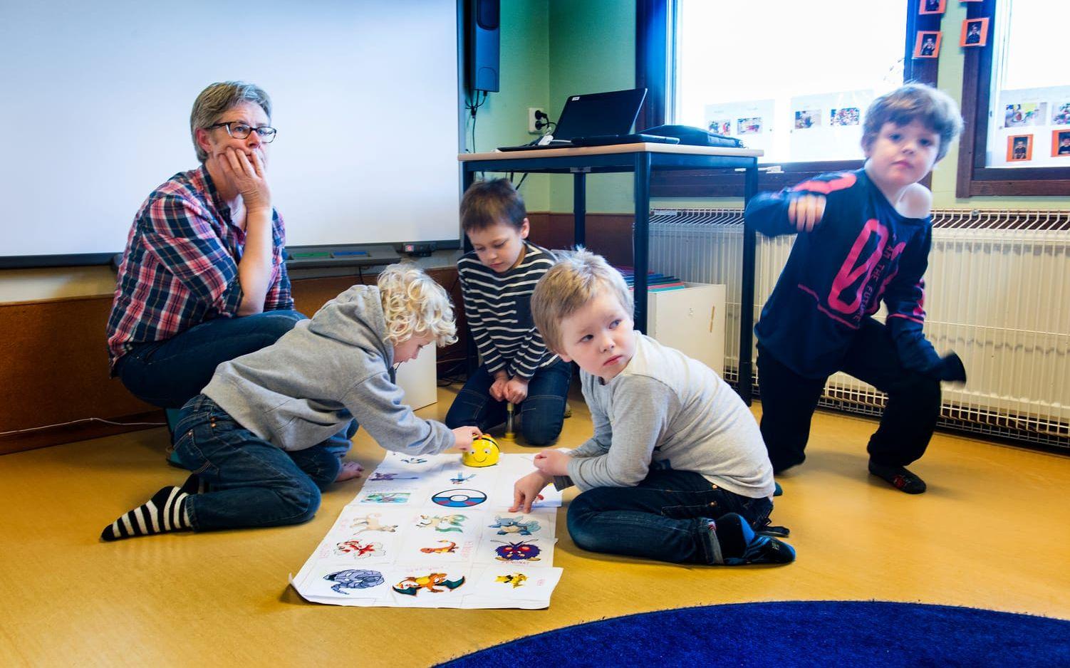 För att förberedda eleverna på detta har förskolorna i Färgelanda kommun redan startat igång med programmering. Foto: Lasse Edwartz