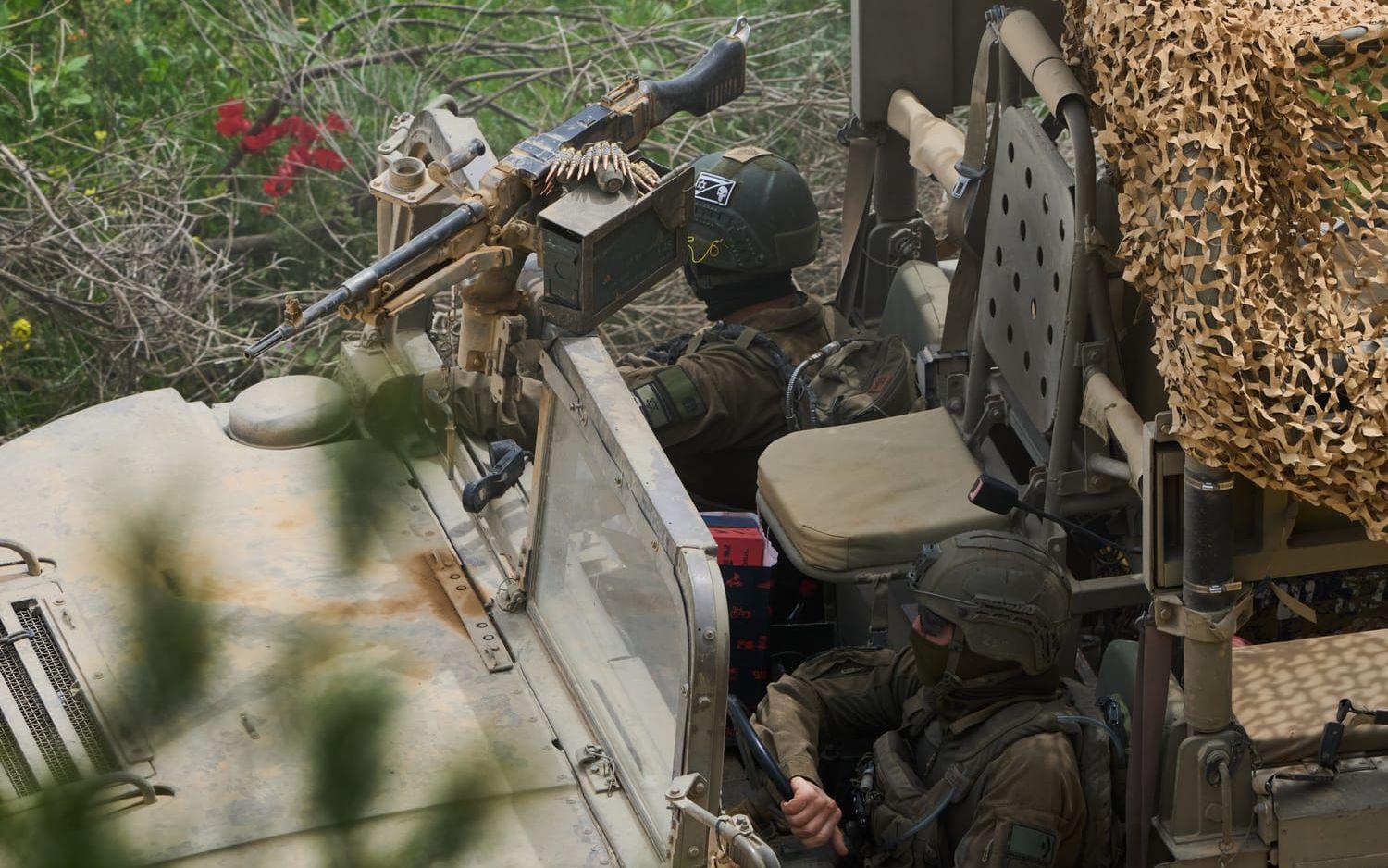 Israeliska soldater på väg mot södra Libanon på onsdagen.