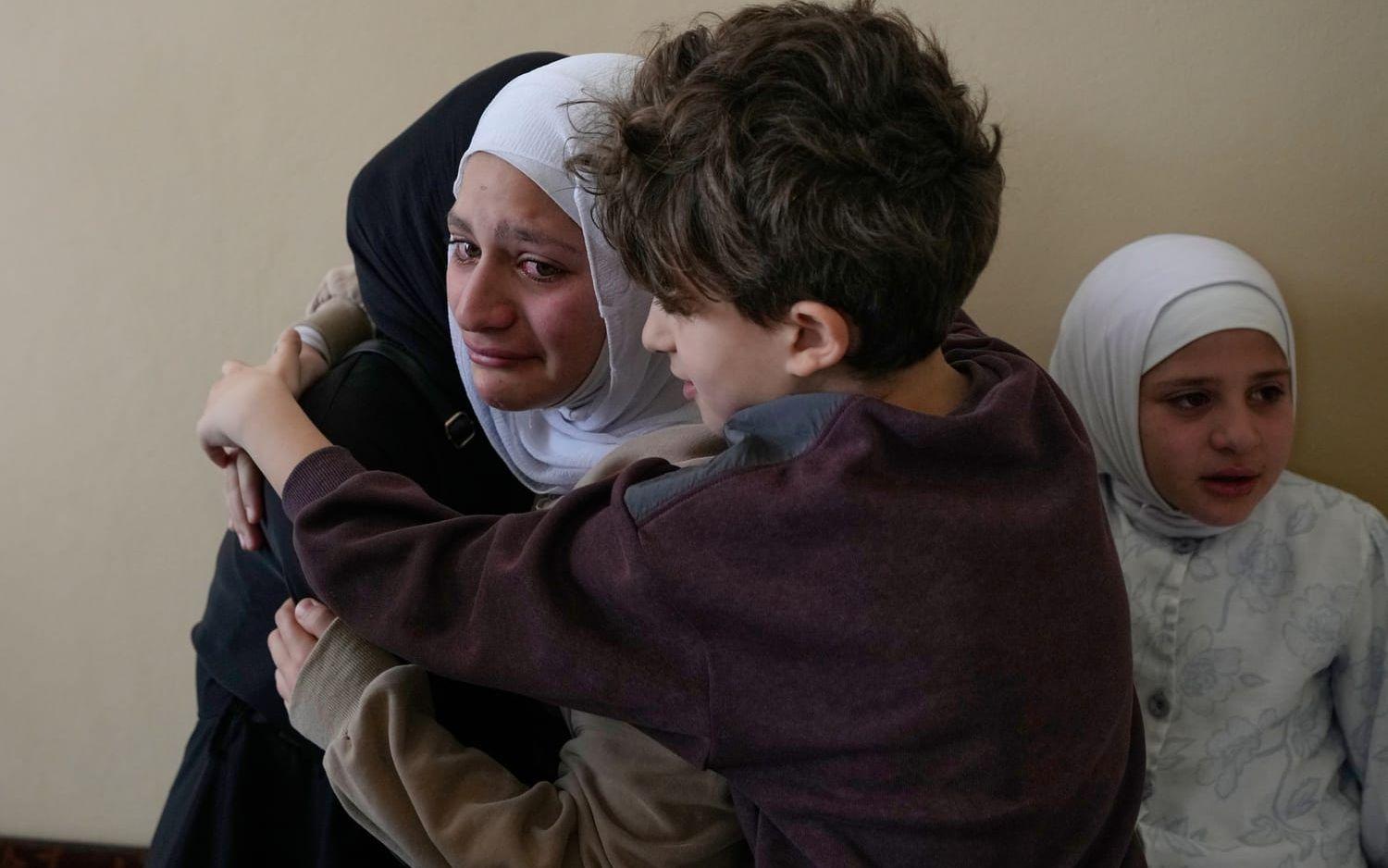 Anhöriga sörjer en 19-årig kvinna som dödades i ett israeliskt flyganfall mot staden Tyr i tisdags.