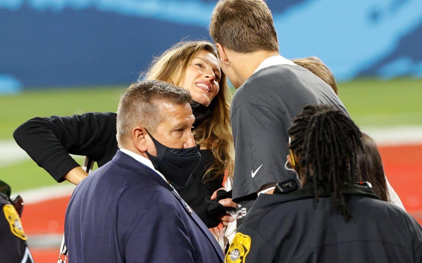 Tom Brady firar med sin fru Gisele Bundchen efter att ha vunnit Super bowl. 