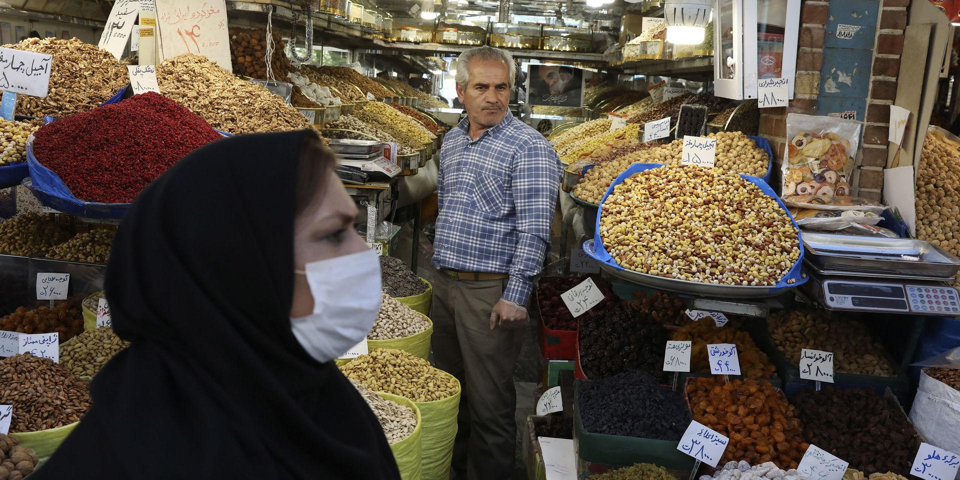 En marknad i det virusdrabbade Irans huvudstad Teheran i förra veckan. 