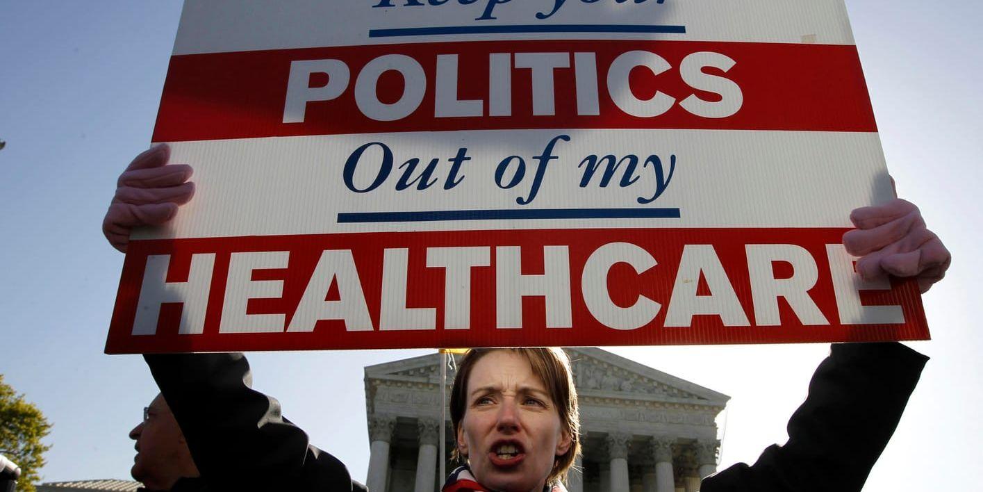 Sjukförsäkringslagen "Obamacare" har länge varit föremål för starka känslor. Här en demonstration mot lagen utanför USA:s högsta domstol i Washington DC 2012. Arkivbild.