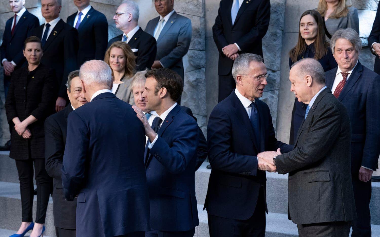 Till höger: Turkiets president Erdogan i handslag med Natos generalsekreterare Jens Stoltenberg. Till vänster: Överläggningar mellan USA:s Joe Biden, Frankrikes Emmanuel Macron, Italiens Mario Draghi och Storbritanniens Boris Johnson. Arkivbild från den 24 mars.
