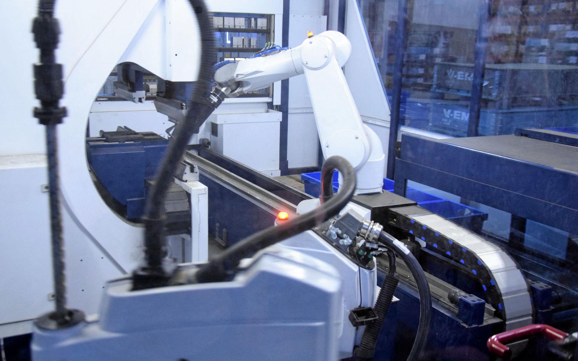 Med robot- och laserteknik kan riktiga precisionsjobb levereras inom kort tid efter att beställningarna görs.