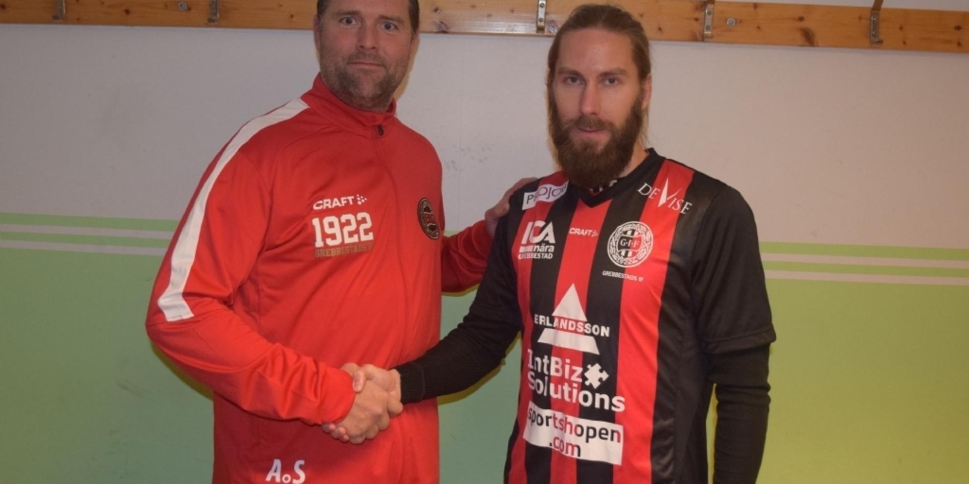 Andreas Ström i Grebbestads IF välkomnar Sebastian Stenqvist till klubben. 