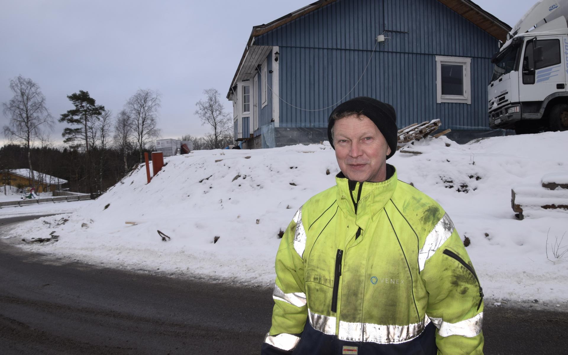 Företagaren Gilbert Göransson, driver Dale gård på Orust, köpte det blå huset av Munkedals kommun för några år sedan. Nu har huset flyttats med traktor från Gläborg till Munkedal.