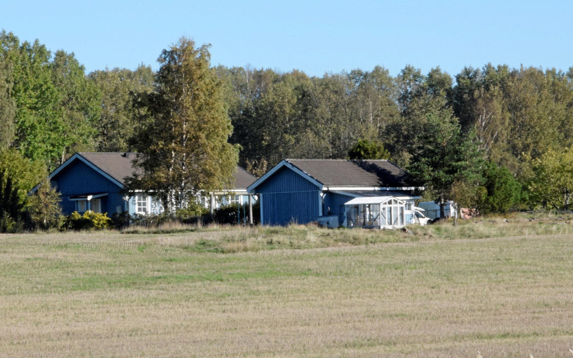 Det blå huset skulle rivas för att ge plats åt ett framtida logistikcentrum. För att undvika rivningskostnaden sålde kommunen huset för 500 kronor.