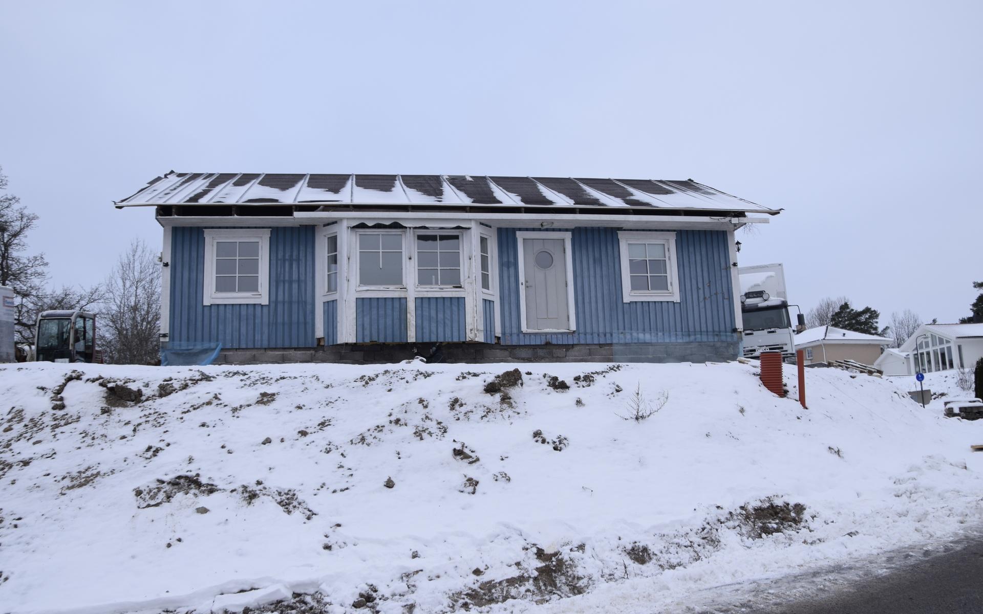 Det blå huset har fått en ny plats på Morkullevägen i Munkedal.