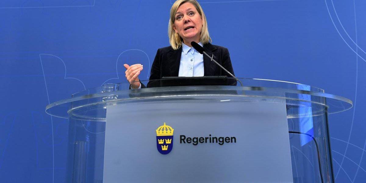 Nonchalant minister. Regeringens förslag om höjda bankavgifter får storbanken Nordea att överväga en flytt från Sverige. 