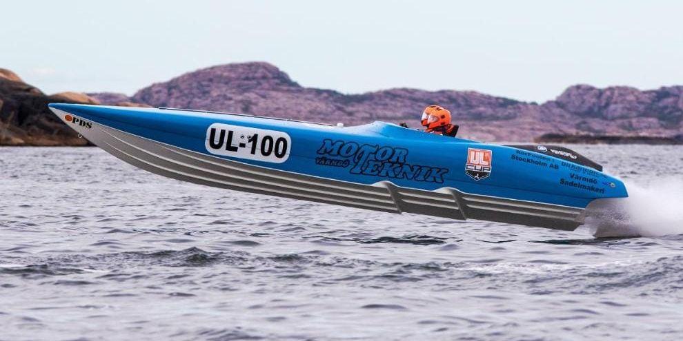 Totalsegrare. Båten UL-100 med Fredrik Ylikoski och Niklas Rundström tog hem totalsegern i det första racet i Smögen offshore race.
