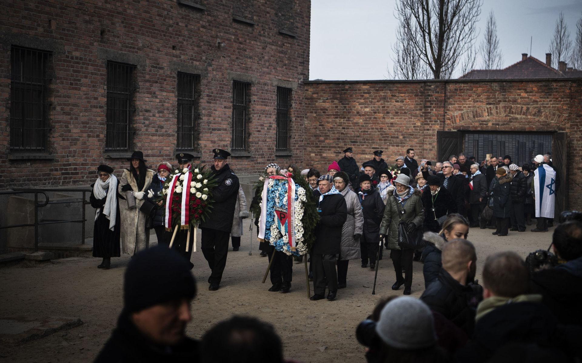 Överlevare från koncentrationslägret Auschwitz samlades på måndagen för att minnas Förintelsens offer.