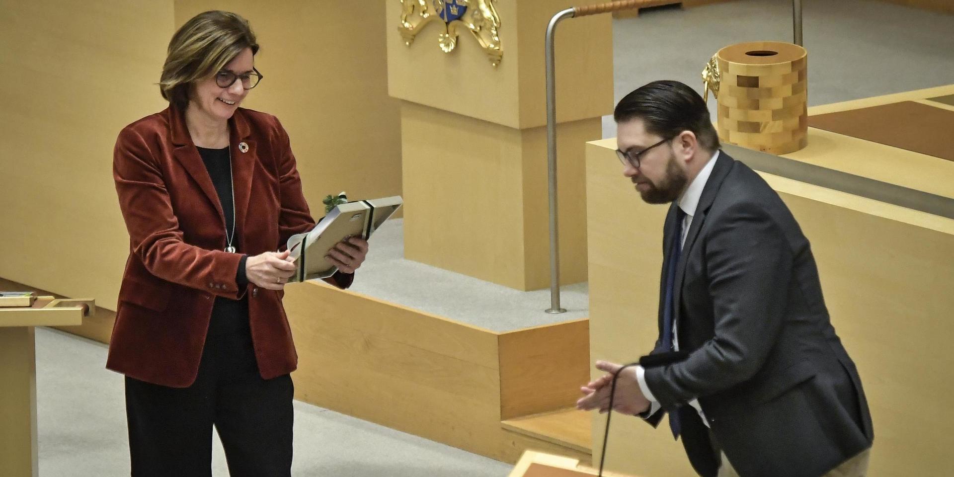 Miljöpartiets språkrör Isabella Lövin (tv) gjorde sin sista partiledardebatt och avtackades med en present av Sverigedemokraternas partiledare Jimmie Åkesson. Under debatten anklagade dock båda den andre för att bidra till splittring och polarisering i samhället.
