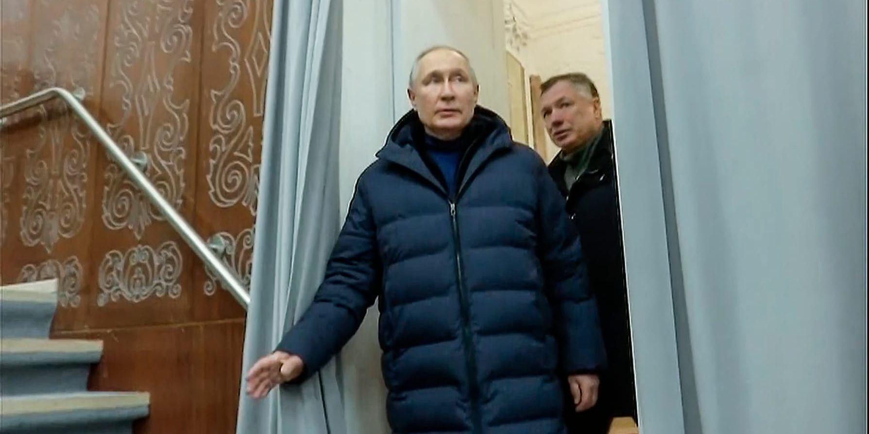 Rysslands president Vladimir Putin i ockuperade Mariupol. Bilden är distribuerad av Kreml.