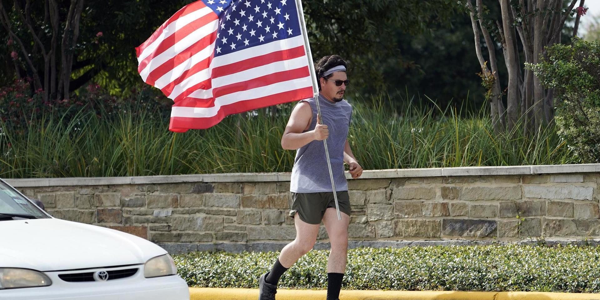 En man tränar vid sidan av en väg i Houston i Texas på USA:s nationaldag. 