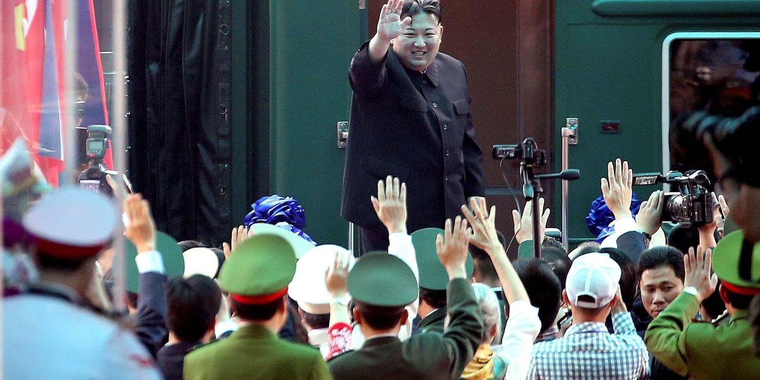 Diktatorn Kim Jong-Un går på tåget för att åka hem till Nordkorea.