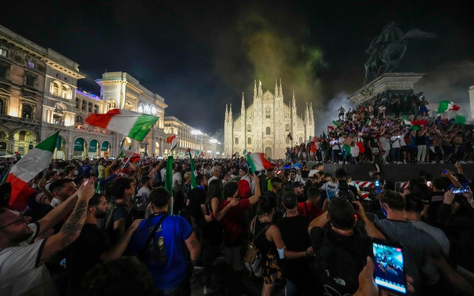 Italienska supportar framför Duomo katedralen i Milan