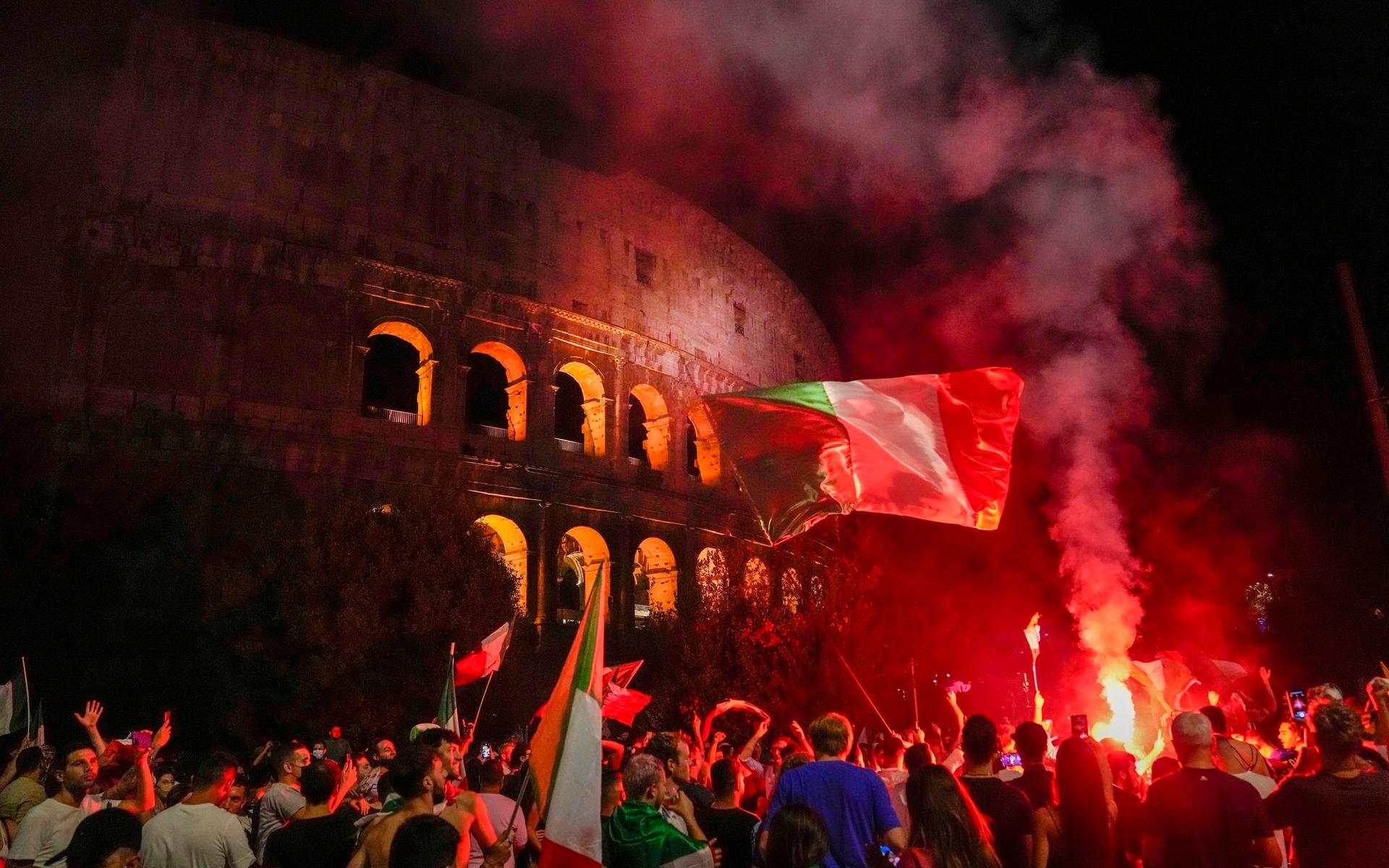 Italienska supportar framför Colosseum i Rom.