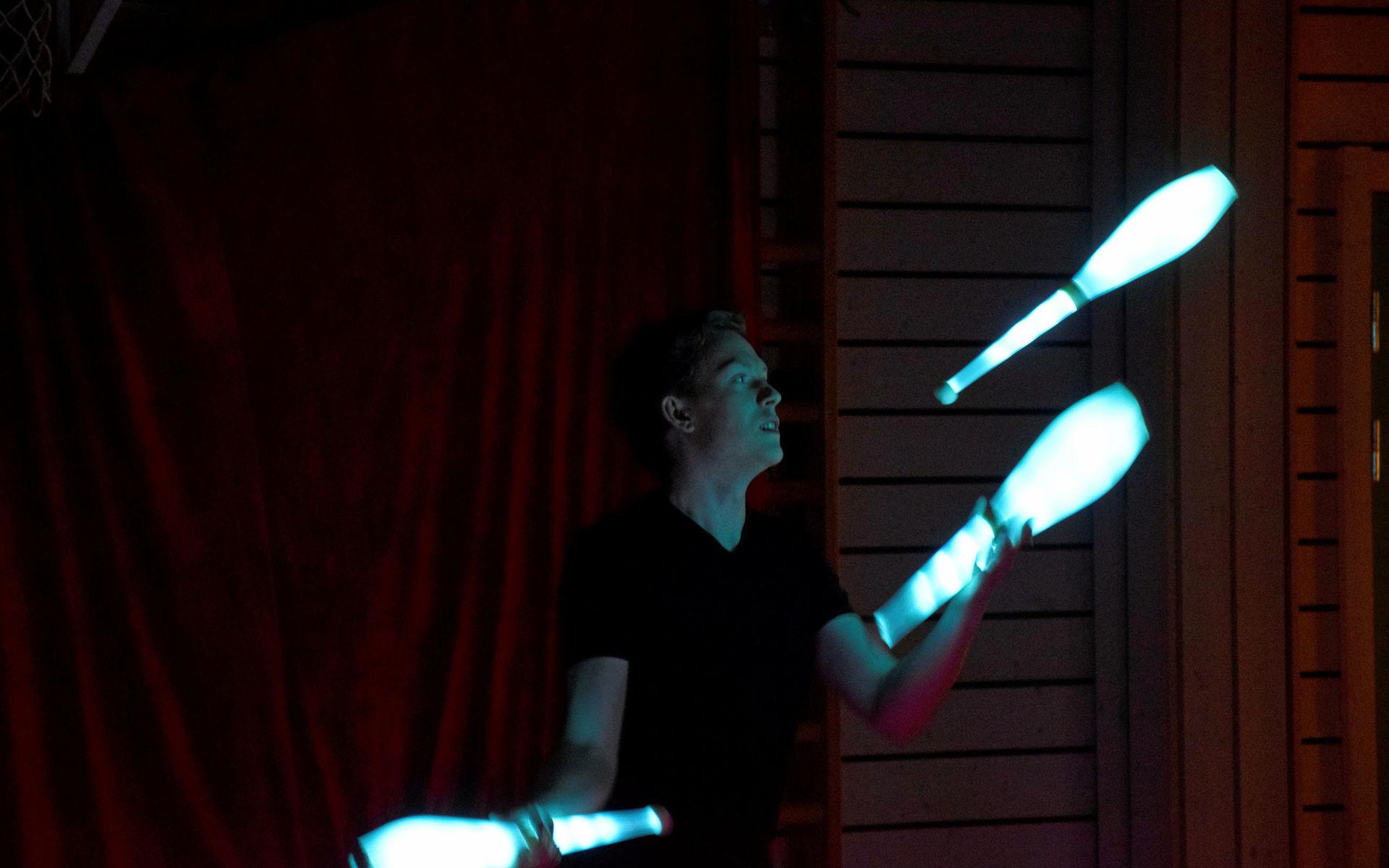 Filip Borglund är duktig på att jonglera med käglor.
