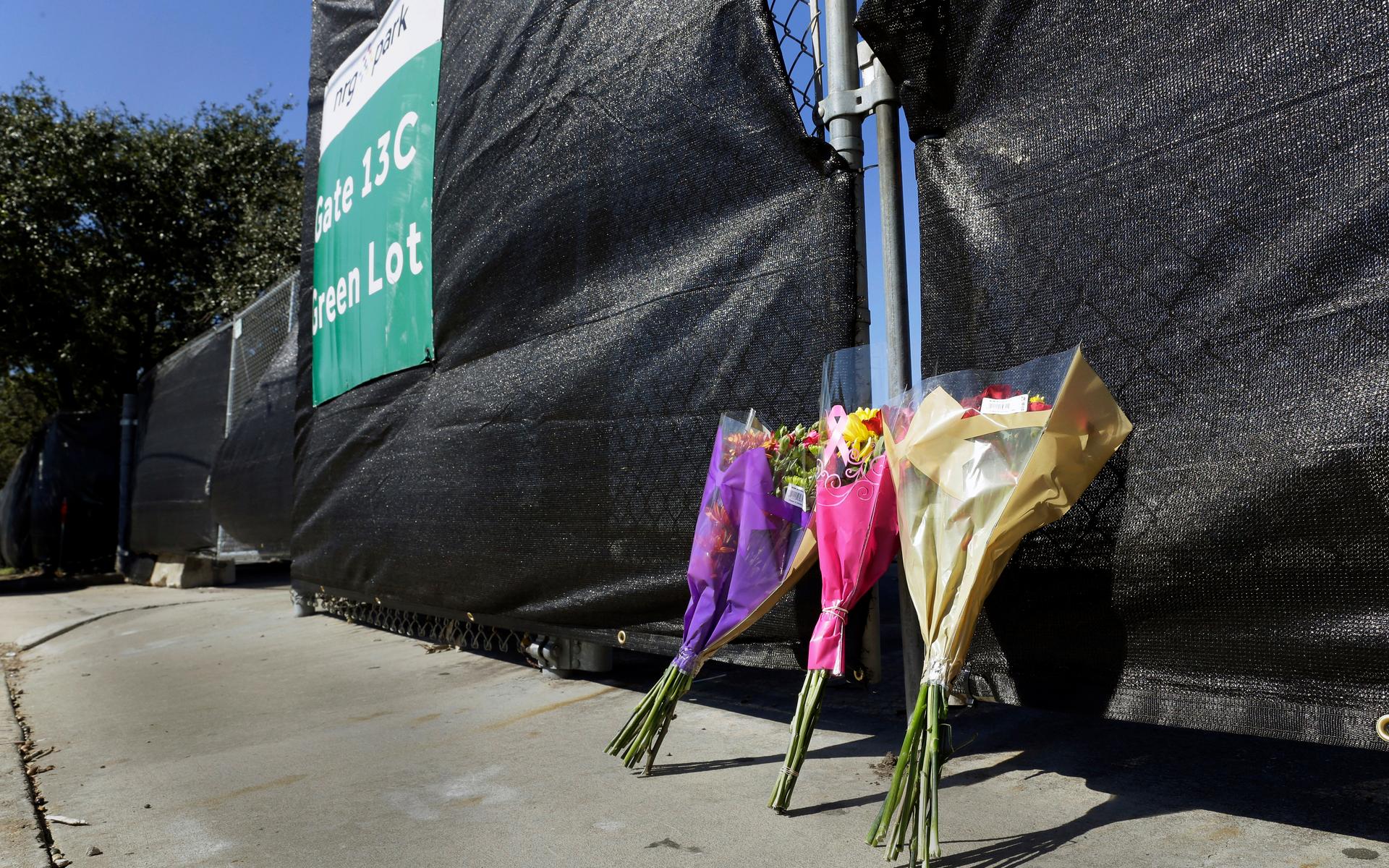 Blombuketter placerade utanför festivalområdet, för att hedra de åtta som dog under tumultet.