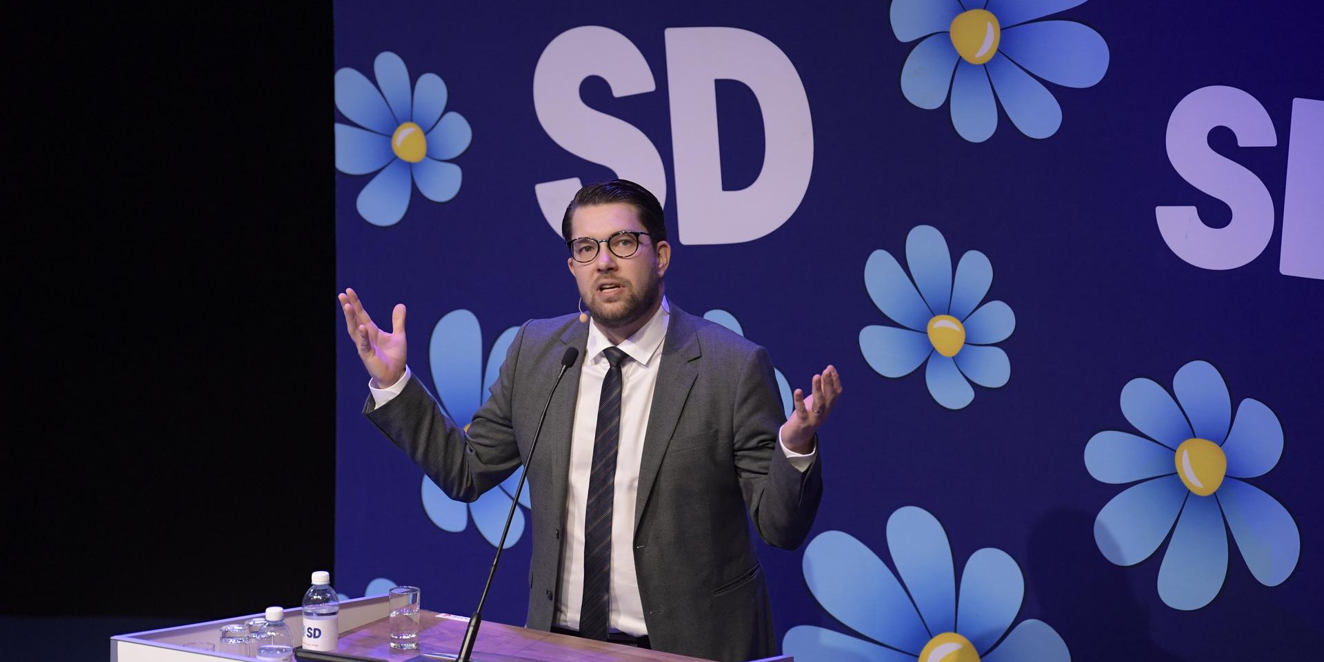 Sverigedemokraternas partiledare Jimmie Åkesson talar.