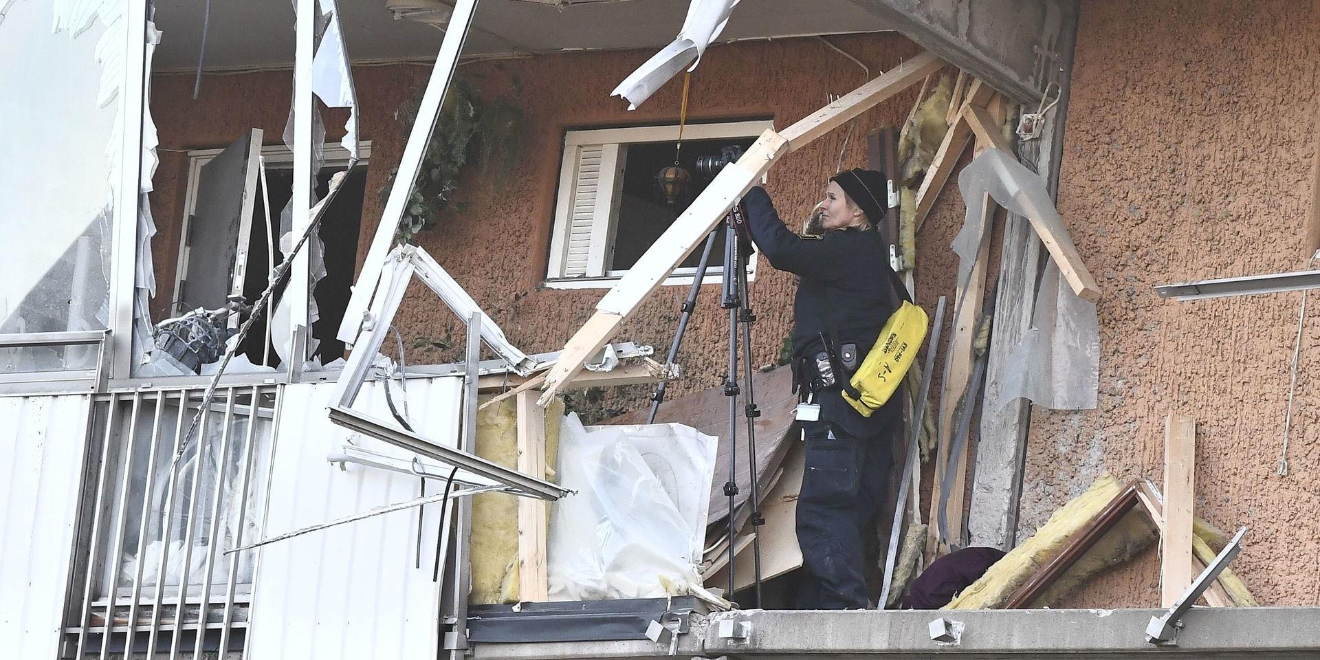 Explosionen detonerade på fjärde våningen och en mängd fönster runt gården krossades.