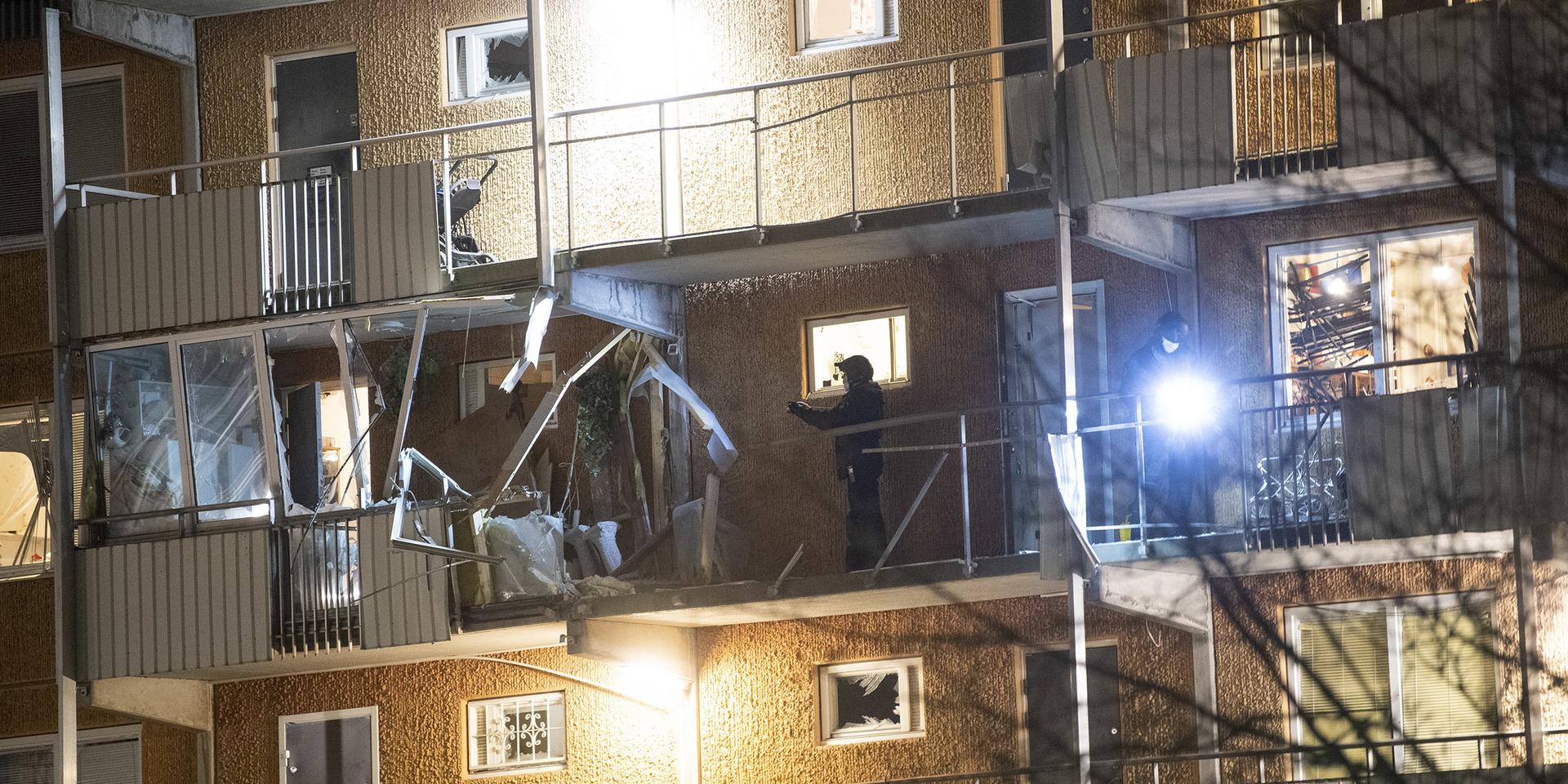 Två explosioner har skett vid flerfamiljshus i Husby och Kista.