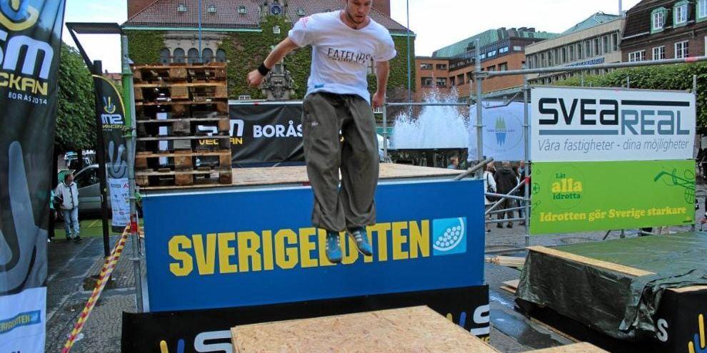 Oskar Örn från Uddevalla är näst bäst i Sverige på freerunning efter SM-tävlingen på Stora torget i Borås.
