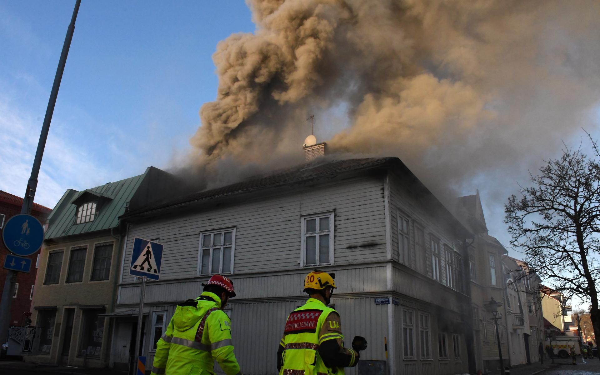 Huset som fattade eld under onsdagen går inte att rädda. Räddningstjänsten kommer låta huset brinna ned och arbeta med att förhindra spridning.