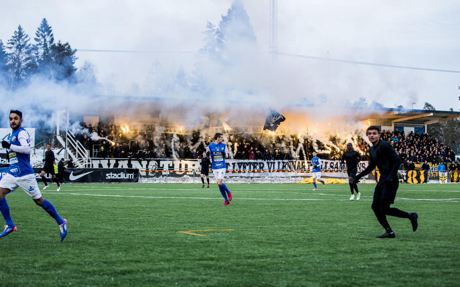 AIK:s fans bränner bengaler under cupmatchen mot Oddevold på Kamratgården. Där imponerade Robin Jansson så att AIK fick upp ögonen för honom.