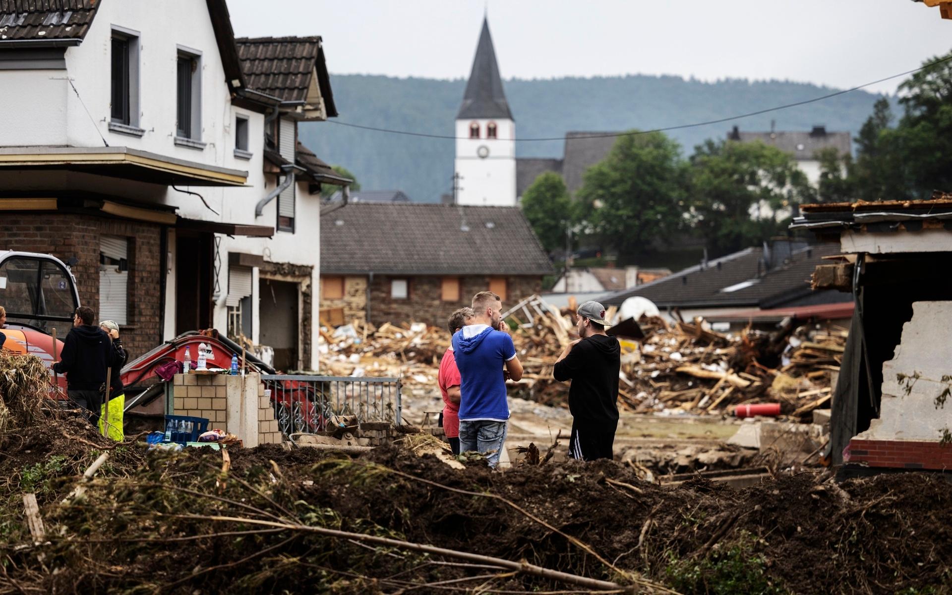 SCHULD 2021-07-16Förödelse i byn Schuld i västra Tyskland sedan stormen Bernd dragit förbi. I bild: Människor röjer upp i bråten. Foto: Nils Petter Nilsson