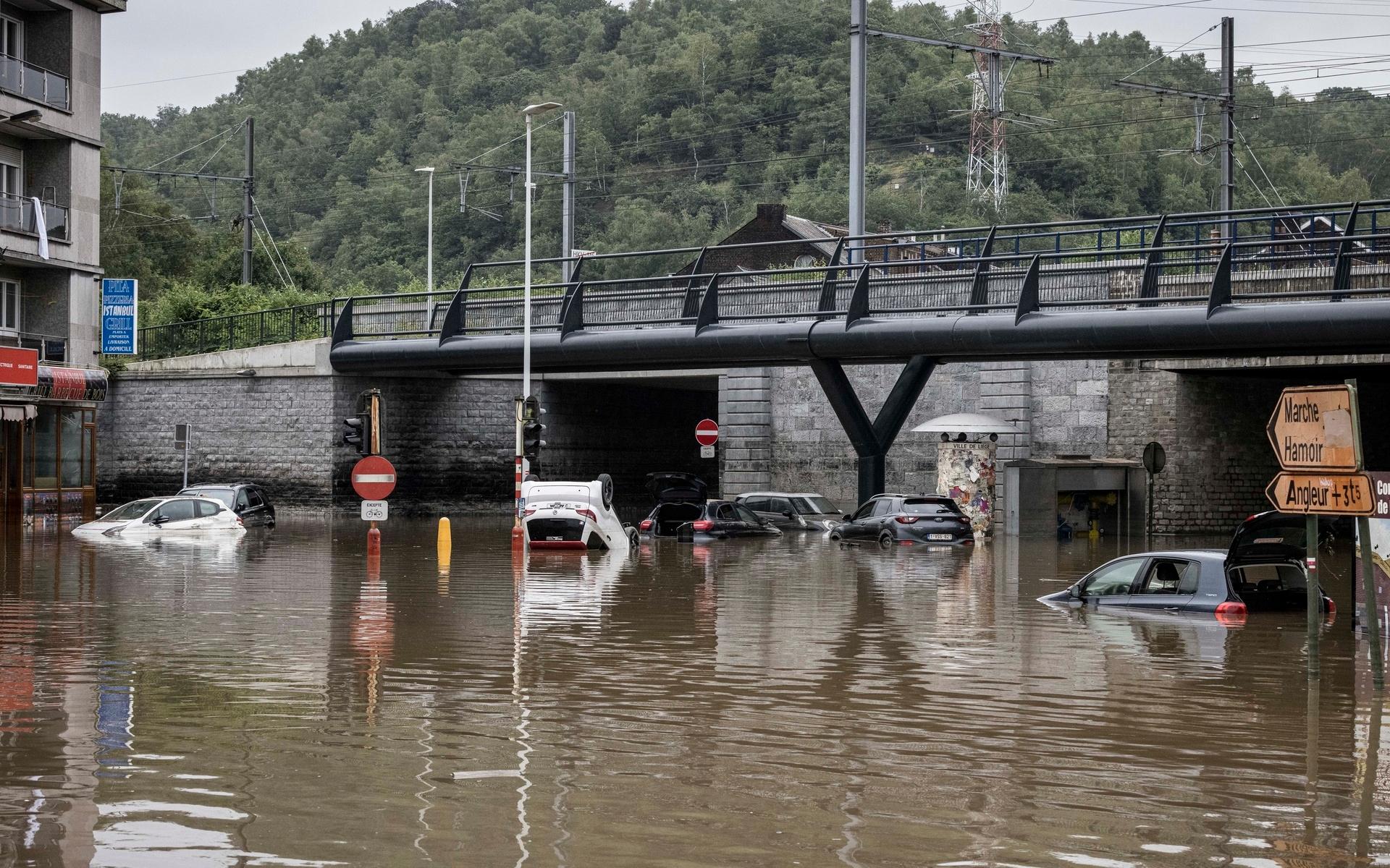 Även bilar förstördes i översvämningarna som drabbade stora delar av Tyskland och Belgien i juli. 
