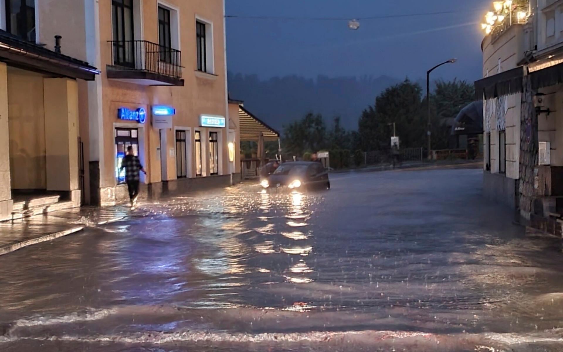 Strömmar av vatten förvandlade gator till floder och svepte iväg bilar. 