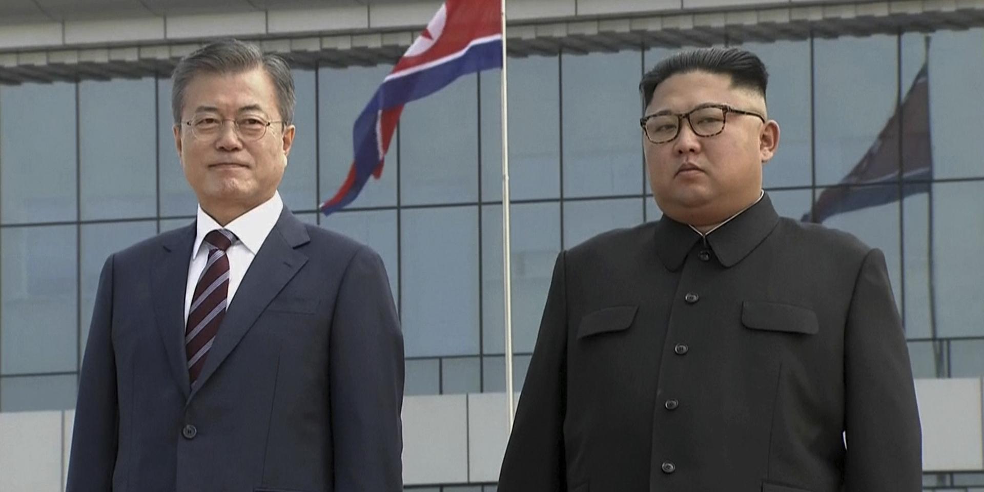 Sydkoreas president Moon Jae-In, till vänster, tillsammans med Nordkoreas ledare Kim Jong-Un under ett möte Pyongyang i september i fjol. 
