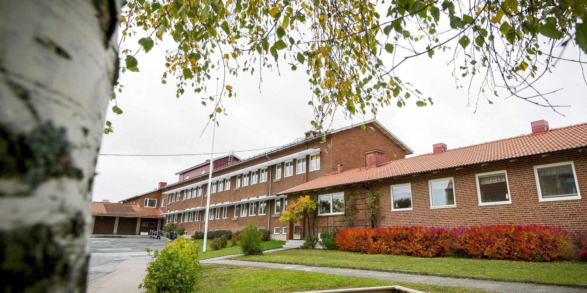 Munkedalsskolan är ett exempel på en byggnad som kan renoveras och byggas ut i stället för att det ska byggas en helt ny skola, menar Sverigedemokraterna.