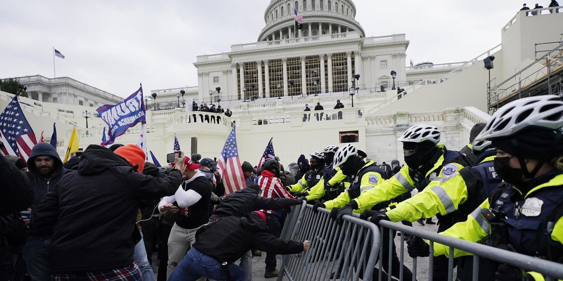 Trump-anhängare bröt polisens barriär och stormade Kapitolium.