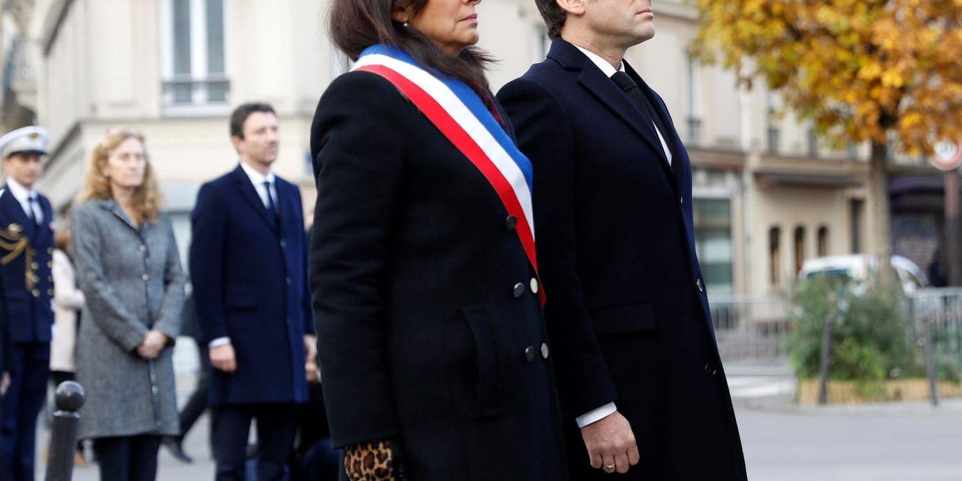 Frankrikes president Emmanuel Macron och Paris borgmästare Anne Hidalgo hedrar offren för dåden i Paris för två år sedan.