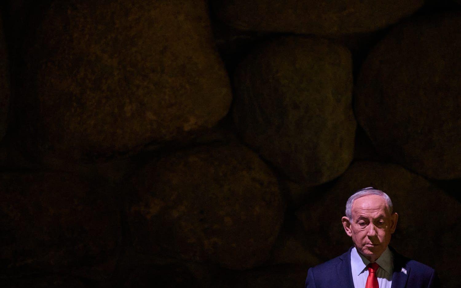 Israels premiärminister Benjamin Netanyahu under ett besök på Förintelsemuseet Yad Vashem i Jerusalem i februari.