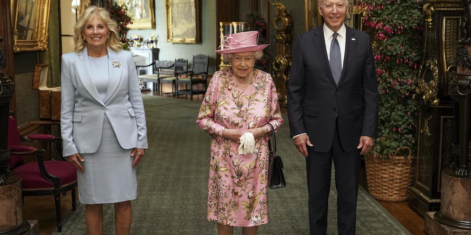 Storbritanniens drottning Elizabeth, i mitten, tillsammans i Windsor Castle med det amerikanska presidentparet Joe och Jill Bilden.