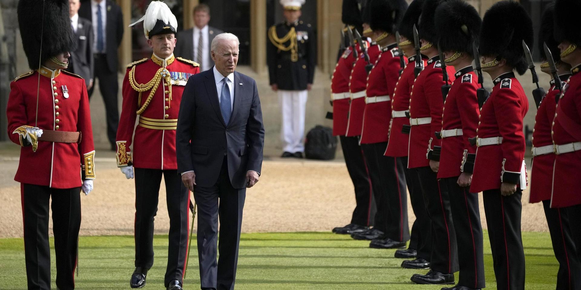 USA:s president Joe Biden inspekterar den brittiska hedersvakten i samband med att han och hustrun Jill Biden besöker drottning Elizabeth på Windsor Castle utanför London.