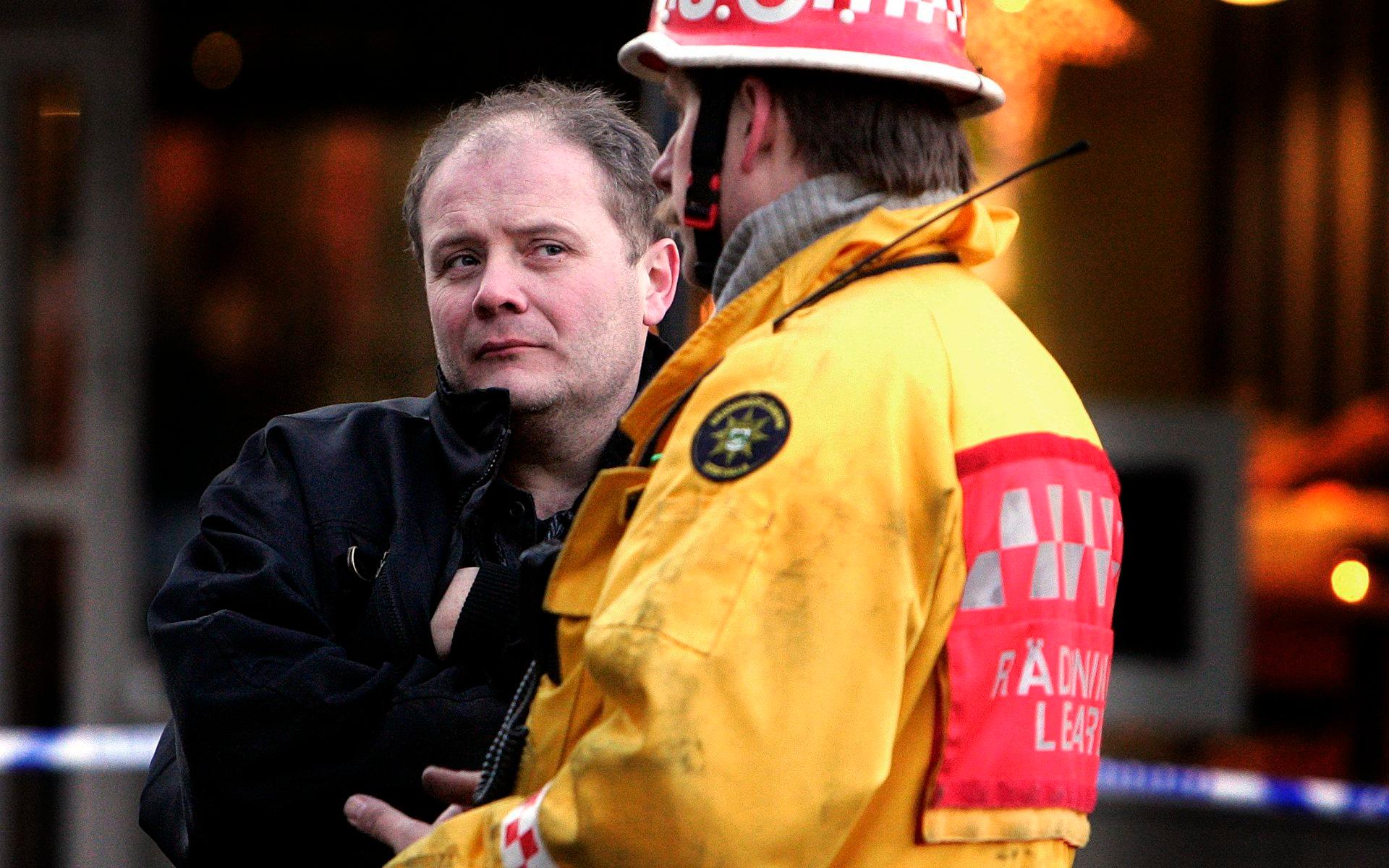 Stefan Hermansson, fastighetsägare, pratar med räddningstjänstens Jan Olsson.