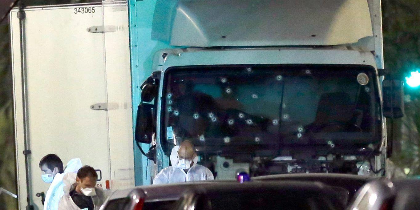 Tekniker undersökte lastbilen som användes för att köra igenom en folksamling i Nice på torsdagskvällen.