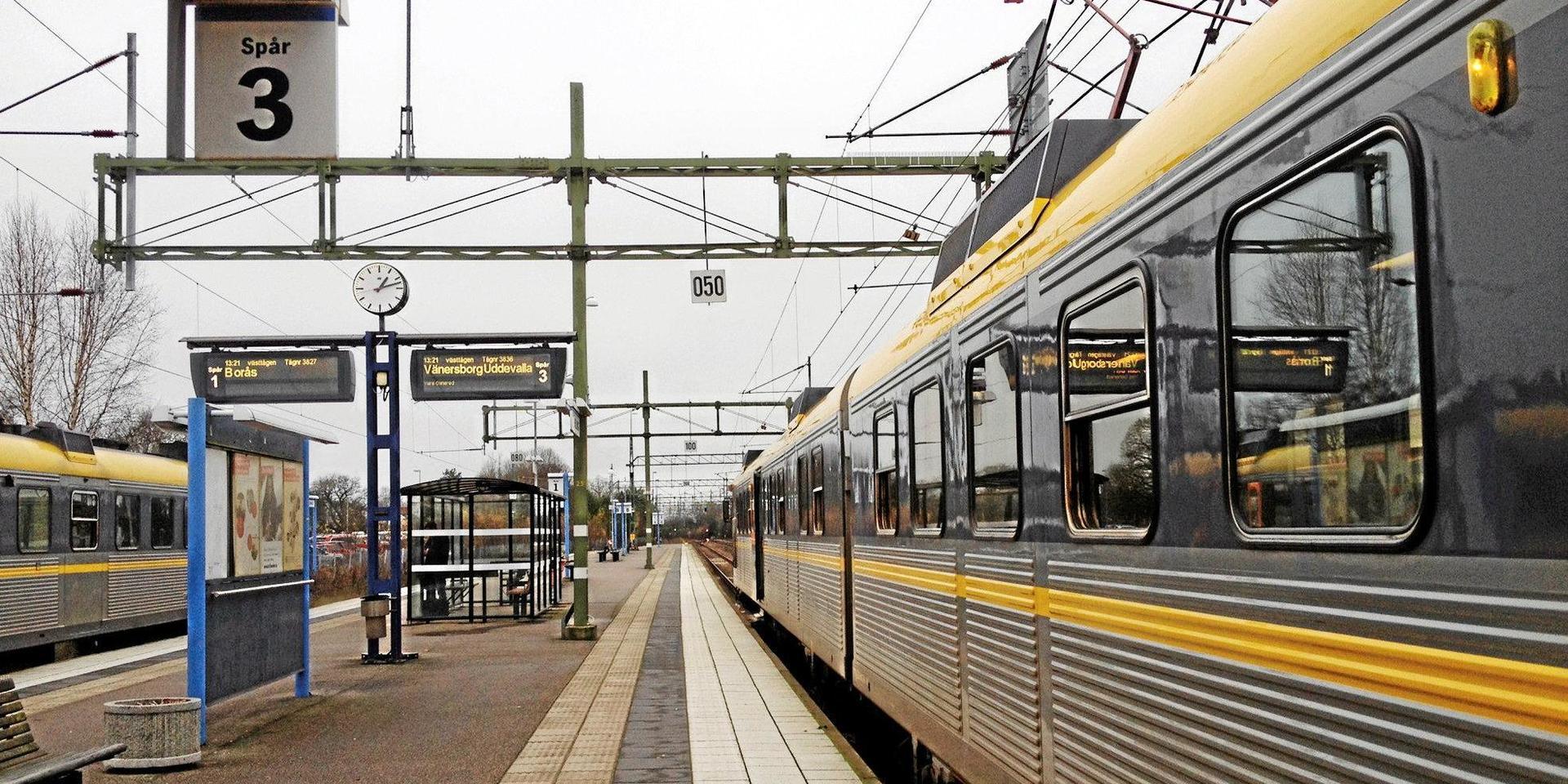Gör järnvägen Uddevalla-Varberg till en huvudlinje, med korta uppehåll i den stora knutpunkten Herrljunga, föreslår Christer Wilhelmsson, ordförande i Järnvägsfrämjandet.