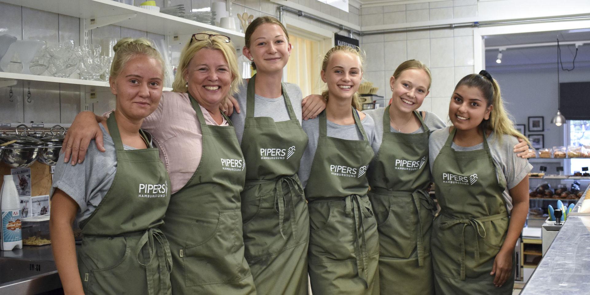 Linnea, Anette, Kajsa, Liv, Maja och Sara servar kunderna på söndagseftermiddagen.