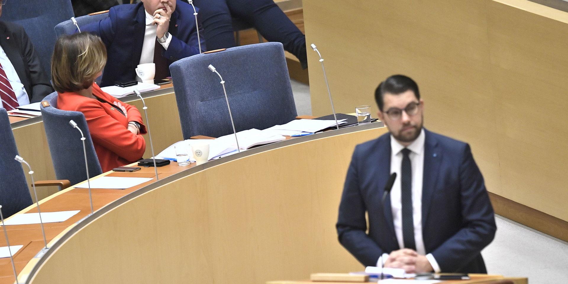 Justitie- och migrationsminister Morgan Johansson (S) och Sverigedemokraternas partiledare Jimmie Åkesson (SD) under den EU-politiska partiledardebatten i riksdagshuset.