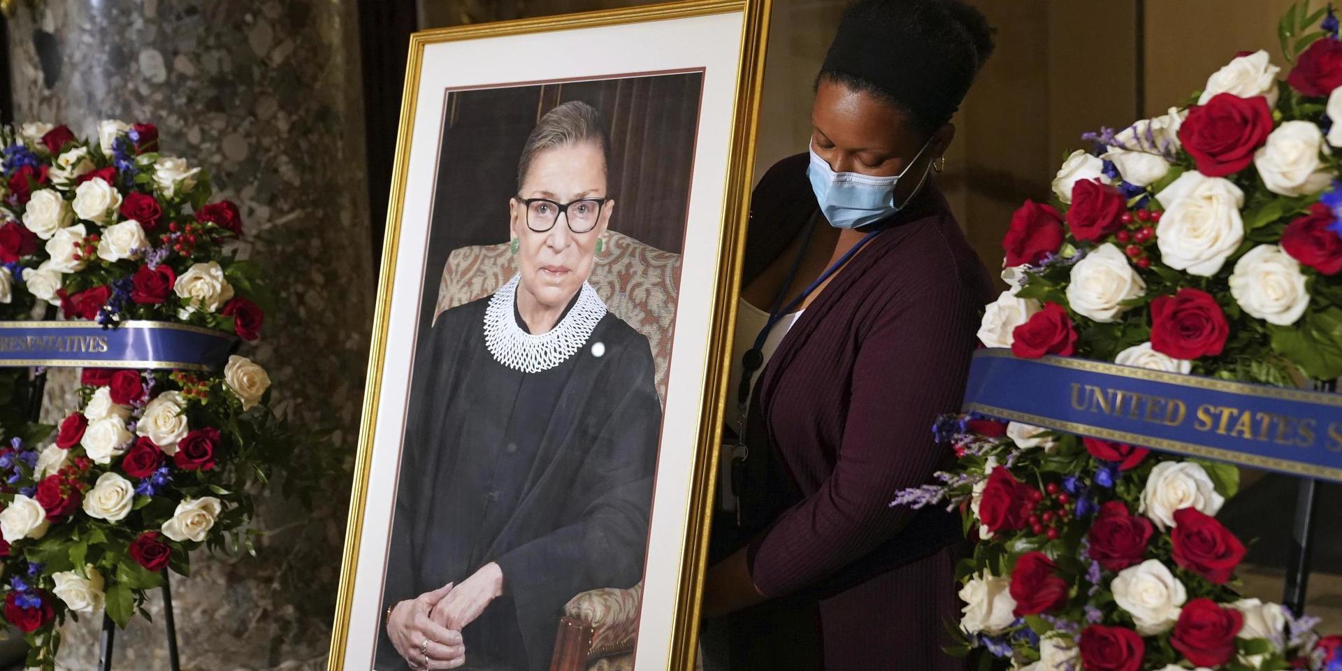 Den avlidne HD-domaren Ruth Bader Ginsburgs minne hedras i kongressbyggnaden Capitolium i Washington DC. 
