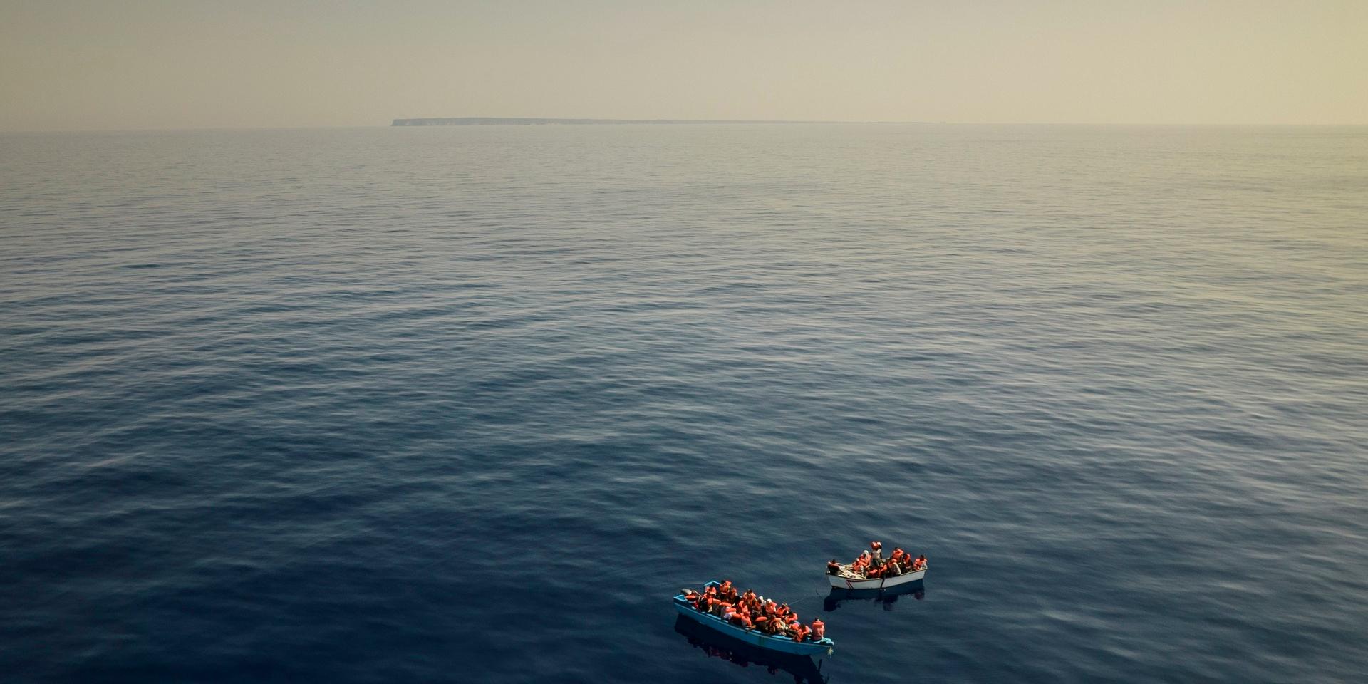 Små båtar, stort hav. Bild på migrantbåtar tagen den 29 juli i år nära Lampedusa.